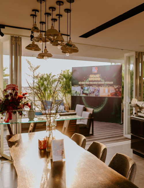PRIVATE LOUNGE