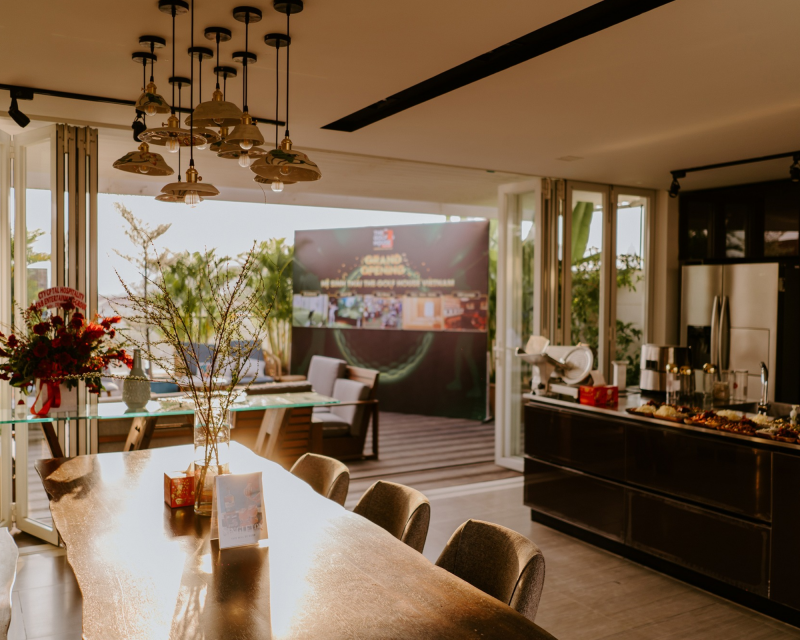 PRIVATE LOUNGE